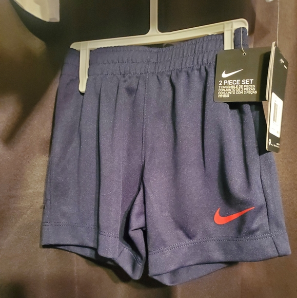 *SOLD* Boys 2 Piece Nike Shirt & Shorts Set - Picture 3 of 8